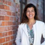 Líderes que contratam pessoas inteligentes e dizem a elas o que devem fazer – Por:Joana Garoupa é autora do livro Manual de Sobrevivência para o Mundo Corporativo, lançado no Brasil pela Primavera Editorial. Aos 47 anos, a portuguesa de alma alentejana – mais propriamente de Estremoz – é apaixonada por marcas e começou o percurso profissional em agências de publicidade e de relações-públicas, tais como a McCann, Publicis ou DDB.
