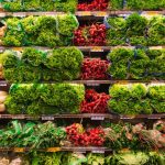 Gasto médio do brasileiro com alimentação é de R$618; saiba como economizar nas compras