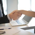 Na contramão das incertezas de 2023, empresas e startups seguem contratando