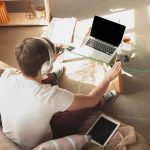 Ouvir música no trabalho ajuda na produtividade? Veja o que diz estudo