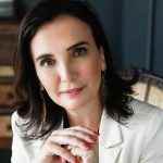 Teoria e prática contribuem juntas para o sucesso de micro e pequenos empreendedores – Por:Shirlei Camargo – Reconhecida pela excelência acadêmica e atuação no mercado profissional, a Professora Shirlei Camargo conta com habilidades que a diferenciam ao aliar conhecimentos da ciência do marketing e empreendedorismo. É mestre e doutora em Marketing pela UFPR, com formação em Design e especialização na FAE Business School.