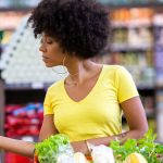 Mulheres adotam estratégias para driblar inflação e fazer o dinheiro render no supermercado, afirma pesquisa
