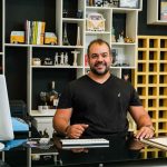 Ele começou vendendo lápis, hoje é um empreendedor que fatura milhões