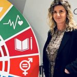 O empreendedorismo feminino vai salvar o planeta? – Por: Janine Bitencourt, Escritora, redatora, empreendedora, entusiasta da sustentabilidade, investidora-anjo, diretora de marketing de uma marca de sorvetes orgânicos e fomentadora de iniciativas de empoderamento e conexão com o empreendedorismo feminino. Sócia do laboratório Sincronicidade em São Paulo – Brasil e Consultora de Comunicação de uma marca brasileira de cuidados com a pele com certificação orgânica Souvie Organics.