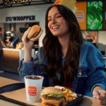 “O dinheiro é meu”: Burger King® traz Larissa Manoela em campanha que brinca sobre a volta do King em Dobro