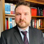 Ser rico não é ter desconto – Taxação de super-ricos e empresas offshores – Por: Jonathan Hernandes Marcantonio é advogado empresarial e fundador da Jonathan Hernandes Marcantonio Advocacia Consultoria; Doutor em Teoria e Filosofia do Direito e do Estado, professor nas áreas de Teoria, Filosofia e História do Direito; Direito Constitucional, Internacional e Humanos.