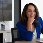 Desafiando o etarismo: como as agências de propaganda podem impulsionar a inclusão social na Economia Prateada – Por: Bete Marin | Empreendedora na Economia Prateada, é cofundadora das empresas MV Marketing, Hype50+ e do U+Festival. Especialista em planejamento estratégico, comunicação integrada, marketing digital e eventos, Bete é graduada em Marketing, pós-graduada em Gerontologia (Instituto Albert Einstein); em Comunicação (ESPM); e possui MBA em Marketing pela Fundação Getulio Vargas (FGV). Iniciou a carreira em grandes empresas e consolidou o crescimento profissional na Gerdau, sendo responsável pela área de promoção e propaganda de produtos no Brasil.