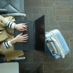 Quais são as obrigações da empresa com o funcionário que viaja a trabalho?