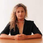 Como aumentar o lucro de uma empresa com estratégias de competitividade tributária? Por : Tainá Veloso é Advogada Empresarial e Consultora Tributária há mais de 17 anos, Pós Graduada em Direito Empresarial Internacional, Pós Graduada em Direito Tributário, Mestre em Planejamento e Desenvolvimento Regional, Professora de Graduação, Pós Graduação e preparatório para concursos públicos, autora de artigos e do Livro Gestão Estratégica e Competitividade Tributária para “pequenos” grandes negócios.