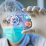 83% dos médicos acreditam que pacientes correm risco com autodiagnóstico por IA, aponta estudo inédito.