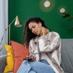 Síndrome do pescoço de texto: uso do celular pode adicionar até 27 kg na coluna