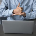 Dia Nacional da Libras: saiba como melhorar a experiência do consumidor surdo por meio de tecnologias