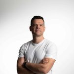 Além das Telas: Como as marcas podem brilhar nos eventos em 2025 – Por: Maicon Dias, CEO da Gampi e sócio da LYP Branding e Estratégia. Maicon é especialista em Marketing, Neurociência e Comportamento e já atuou à frente de grandes campanhas como Topper, Rainha, Termolar, Fritz e Frida, SIM Rede de Postos, Unimed e Sicredi.