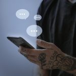 Golpes via SMS disparam no Brasil e geram crise de confiança; empresas buscam alternativas