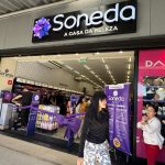 SONEDA CHEGA À MARCA HISTÓRICA DE 50 LOJAS COM UNIDADE EM PRAIA GRANDE E ABRE CAMPANHA DO 7º ANIVERSÁRIO DA REDE