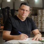 De CLT aos R$ 75 milhões de faturamento: Hugo Batista lança coleção com cinco livros sobre empreendedorismo, produtividade e propósito