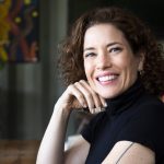 Conectados, mas sós: o novo colapso silencioso do trabalho moderno – Por: Virginia Planet, sócia da House of Feelings, primeira escola de sentimentos do mundo