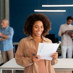 84% das empresas priorizam a capacidade de aprendizado em vez do domínio técnico na efetivação de estagiários, aponta pesquisa do CIEE