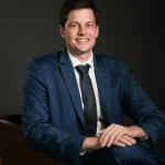 Tempo médio para obtenção de Green Card por trabalho para brasileiros cai de três para dois anos, diz CEO da YOUSA Law Firm