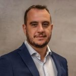 Imposto de Renda 2026: o que apostadores precisam saber – Por: Tiago Mosci é Head de Legal & Compliance da Stellar Gaming. Doutor e Mestre em Direito pela PUC-MG. Com mais de 20 anos de experiência em compliance regulatório, gestão de riscos e governança corporativa, foi Diretor de Compliance na Arien Invest | BPS Capital. É também pesquisador e professor, tendo ocupado o cargo de coordenador adjunto do curso de Direito na FASEH e lecionado em cursos de graduação e pós-graduação na PUC Minas.