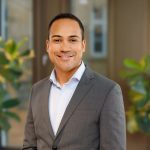 Brasil, Europa, Trump: a janela que a nova geopolítica abre para empresas brasileiras – Por: Felipe Fogaça de Souza é fundador da NexoExport, empresa voltada ao desenvolvimento de mercado no corredor Brasil-Alemanha, e do HidroVerde.org, iniciativa ligada à exportação de hidrogênio verde brasileiro para a Europa. Empresário, engenheiro e mestre em finanças, vive e trabalha em Frankfurt am Main desde 2019. Acompanha de perto temas ligados à indústria, comércio internacional, energia e desenvolvimento de negócios entre Brasil e Europa. Estará presente na Hannover Messe 2026.