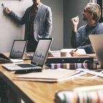 Desligamentos expõem falhas de liderança quando faltam processos estruturados de feedback