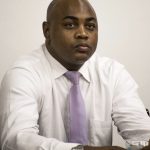 O empresário que sustenta tudo… mas está desmoronando por dentro – Por : João Neto , Especialista em Liderança e Performance sob Pressão , Ajuda líderes e empresários a sustentar resultados sem perder clareza, direção e equilíbrio emocional.
