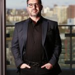 Chega de fazer perguntas à IA – Por: Mauricio Frizzarin é fundador e CEO da QYON, empresa norte-americana, com unidade de desenvolvimento no Brasil, especializada em Inteligência Artificial aplicada à gestão empresarial e transformação digital de pequenas e médias empresas e escritórios de contabilidade.